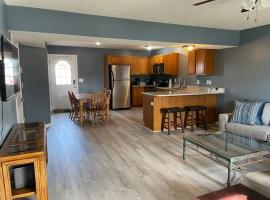 Luxury Townhome 1 Remodeled February 2021, hotel in Bloomington