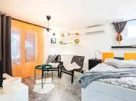 New Studio Apartment Emmy with free street parking