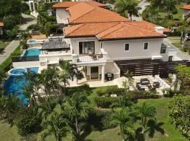 Luxury Villa In Prestigious Pristine Bay, Home Of The Black Pearl Golf Course