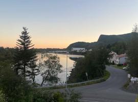 Liten eldre og koselig studiohybel, hotel in Svolvær