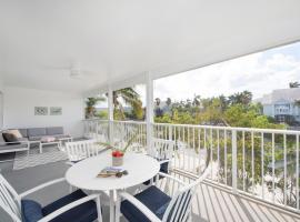 Snug Harbour View Condo #8, villa i George Town