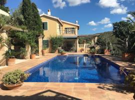 Lovely family villa sleeps 8, with stunning views, hotell i Mahón