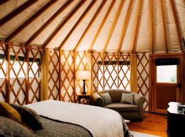 Tuckaseegee @ Sky Ridge Yurts, луксозен къмпинг в Брайсън Сити