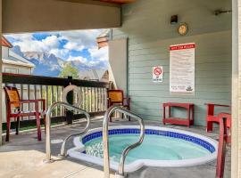 2BR Condo in Canmore [Pool, 3 Hot Tubs, Gym & BBQ], διαμέρισμα στο Κάνμορ