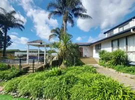 Serene Hamilton Home I Pool I Yard I Home Theatre