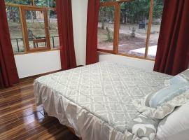 CABAÑAS GOLDEN TANAGER, hotel with parking in Mindo