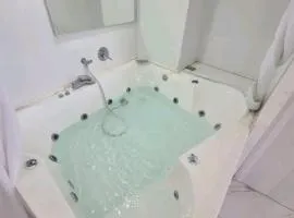 סטודיו עם גקוזי ענק מול כינרת