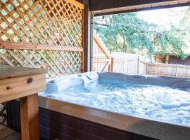 Cozy, comfortable haven with hot tub near Bangor base and hospital, hotel in Silverdale