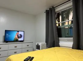 New Relaxing Room with Queen Bed, 50 Inch Smart TV, Netflix, AirPlay, Mini-Fridge, and 500 Mbps WiFi near FIU, Dolphin Mall, Airport