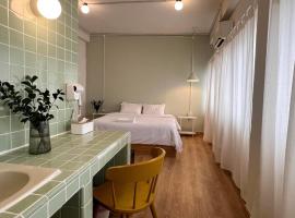 La Moon House, accommodation in Salaya