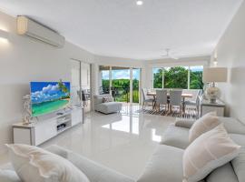 Cairns Waterfront Condo - 5 minutes from airport, hotel in Cairns North