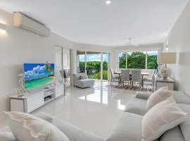 Cairns Waterfront Condo - 5 minutes from airport