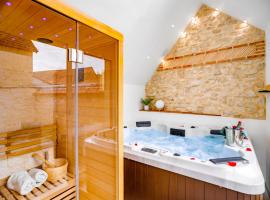 Escapade au Cocon des Plaisirs Secrets Spa &Sauna, holiday home in Fains