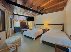 Welcome to Paradise - Luxurious Studio Oasis "Urania" with Pool and Lush Tropical Gardens, hotel en Sayulita