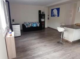 Planta baja de casa con patio, budgethotell i Vigo