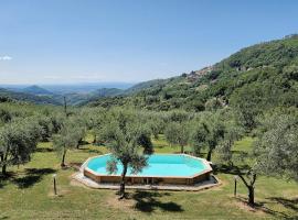 Shaleo, Casa indipendente con piscina privata, Marliana: Marliana'da bir otel