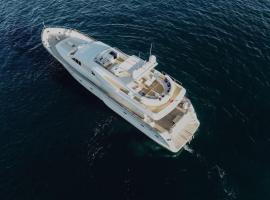 Beyond82: Luxury Yacht in Puglia, alojamiento en un barco en Bríndisi