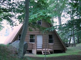 Captains Cabin - Cozy Cabin in Laurel Island โรงแรมในEast Hampton