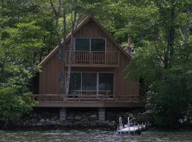 Cabin Chalet - Breathtaking Cabin in Laurel Island, Hotel in East Hampton