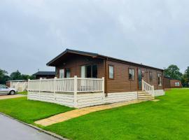 Rowan Lodge with Hot Tub: Malton şehrinde bir otoparklı otel