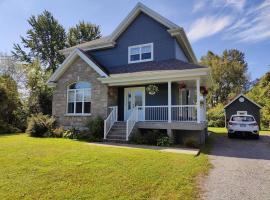 Chalet chez Divine!, hotel dengan kolam renang di Trois-Rivieres