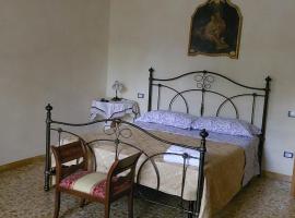 House in the Tuscan village, hotel in Monteroni dʼArbia