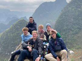 Fancy Hostel and Bar โรงแรมในฮาลอง