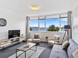 Scandi-chic Riverside Hideaway Near Attractions