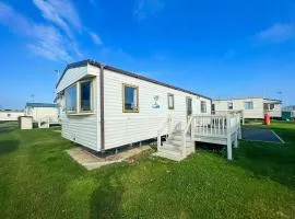 6 Berth Caravan With Decking Nearby Scratby Beach Ref 50038f