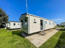 Homely Caravan With Free Wifi At Broadland Sands Park, Suffolk Ref 20002bs, ξενοδοχείο σε Hopton on Sea