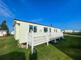 8 Berth Caravan With Decking At California Cliffs Near Scratby Beach Ref 50019f