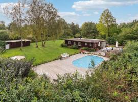 Amazing Home In Melby With Outdoor Swimming Pool, cabaña o casa de campo en Melby