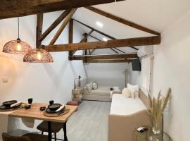 Suites Chic Cozy, hotel i Herencia