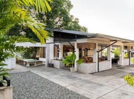 Tata Amado: 3-bedroom vacation home + pool + sauna, hotel com estacionamento em Morong