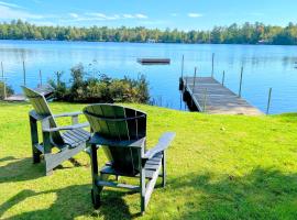 91WR Lake vibes and views at this waterfront home in the the White Mountains! Rest, relax, explore!, villa i Whitefield
