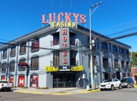 Lucky`s Hotel & Casino, hotel en San Isidro