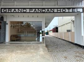 GRAND PANDAN HOTEL, hotel i Halangan