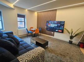 Stunning City Center Prime Location Flat - TV in every bedroom, huoneisto kohteessa Neath
