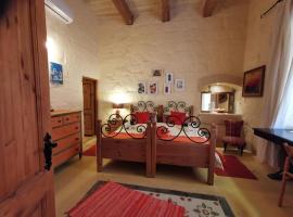 Peaceful Farmhouse stay with cozy Yard: Għarb şehrinde bir Oda ve Kahvaltı