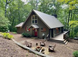 New Listing! Romantic Mountain Hideaway, cottage in Dahlonega