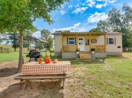 Modern Winnie Cottage with Grill on Half Acre!, hotel v mestu Winnie