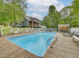 Searsport Paradise with Private Pool and Patio!、Searsportのバケーションレンタル