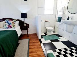 Verregaande Cottage with hot tub, hotel i Agulhas