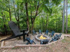 DeerWoodsLodge DOT com-Ellijay Coosawattee River-Sleeps 16-ARCADE-Hot Tub-Fire Pit-Winery's, hotel in Ellijay