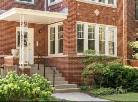 Lovely Family Friendly Home- Free Parking, allotjament a Evanston