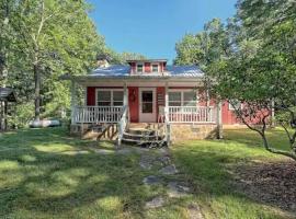 The Guest House, hotel com estacionamento em Lakemont