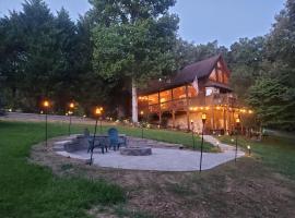 Smoky Mountain Cabin - HOT TUB - Fire Pit, hotel in Murphy