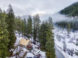 Leavenworth Mountain View Cabin w/ Space to Hike, отель в городе Левенуэрт