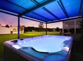 Kulang Lodge in charming Broke with Large Swim Spa and games room suits up to 8 guests