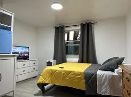 Serene Full Bed with 50 Inch Smart TV, Netflix, AirPlay, Mini-Fridge, and 500 Mbps WiFi near FIU, Dolphin Mall, Airport